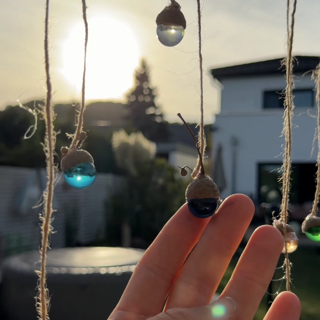 Herbstbasteln mit Kindern: Sonnenfänger aus Eicheln und Murmel