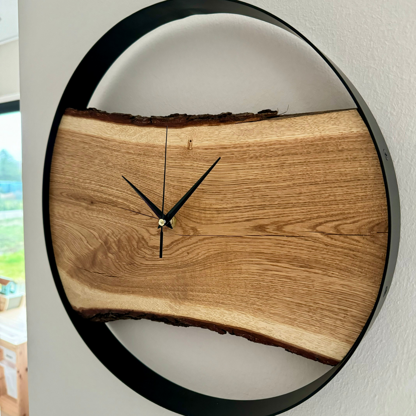 Große Wanduhr aus Holz mit Metallring