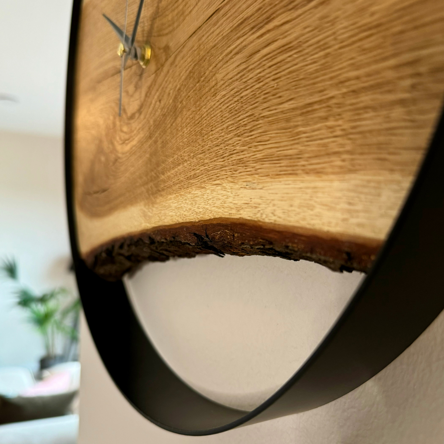 Große Wanduhr aus Holz mit Metallring