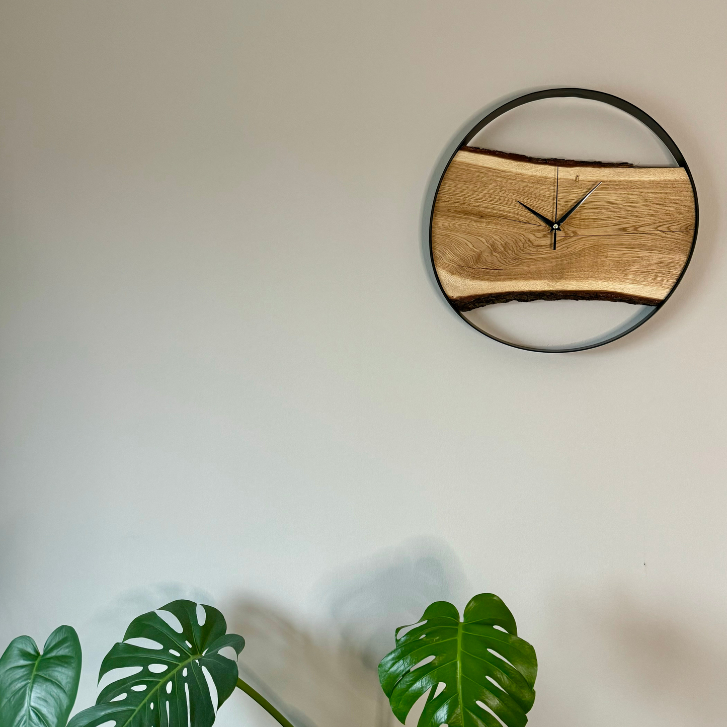 Große Wanduhr aus Holz mit Metallring