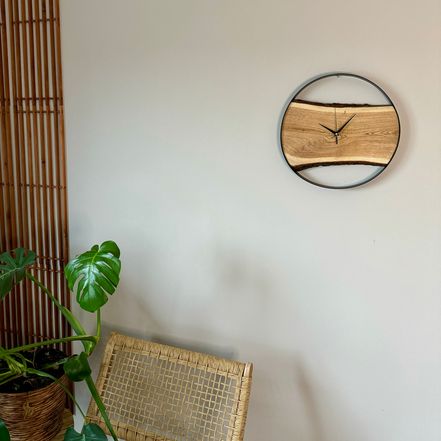 Große Wanduhr aus Holz mit Metallring