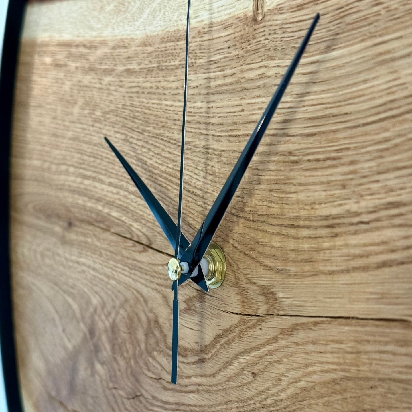 Große Wanduhr aus Holz mit Metallring