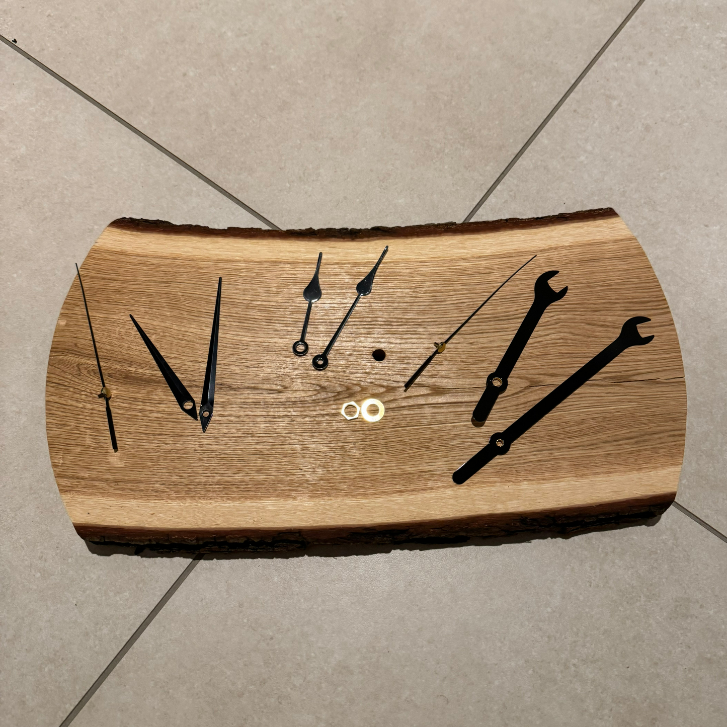 Große Wanduhr aus Holz mit Metallring