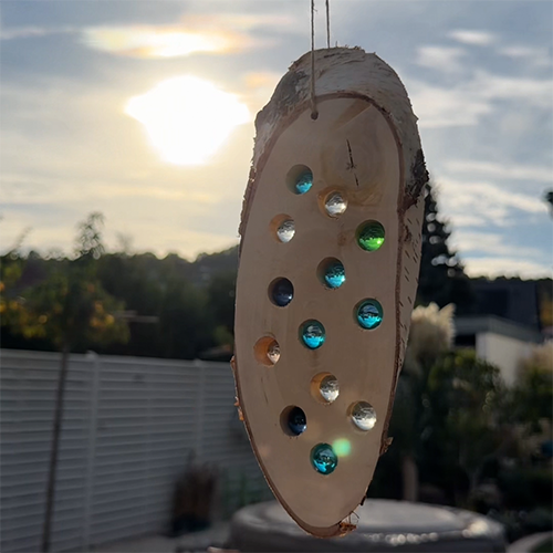 Lichtspiel aus Holz und Murmeln selber bauen