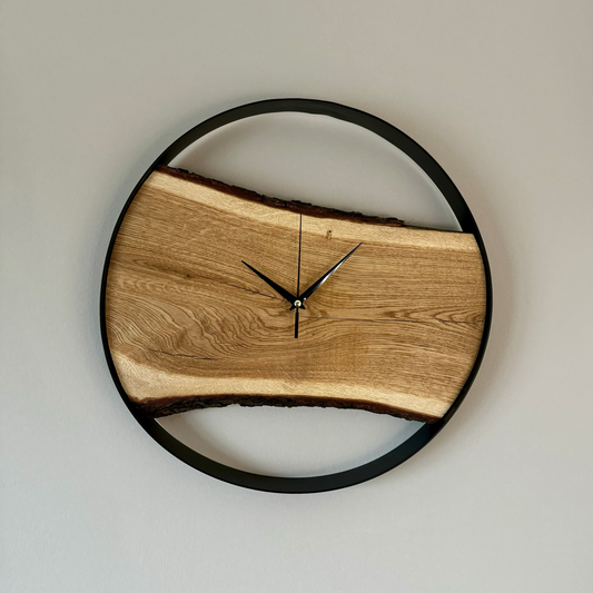 Große Wanduhr aus Holz mit Metallring
